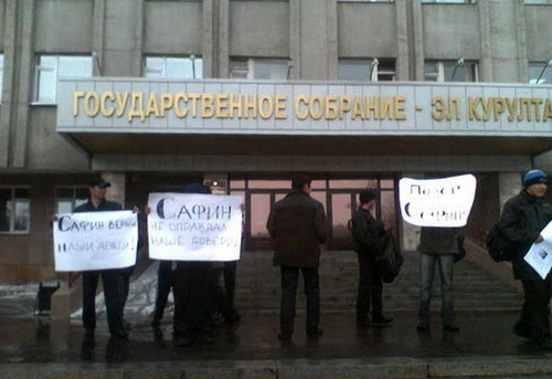 Участники пикета четырехлетней давности после задержания публично извинились перед Ралифом Сафиным Участники пикета четырехлетней давности после задержания публично извинились перед Ралифом Сафиным