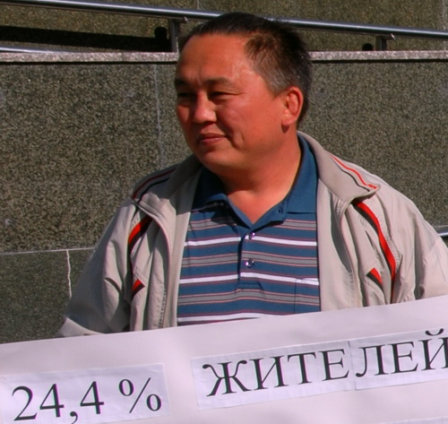 В разгар политических баталий на родине Сергей Кыныев поехал усмирять киргизов