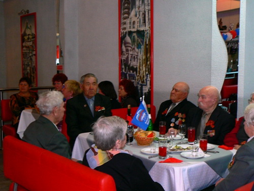 Единороссы поздравили ветеранов в кафе «Круиз»