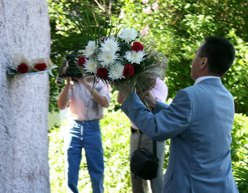 Первым цветы возложил спикер Госсобрания Иван Белеков