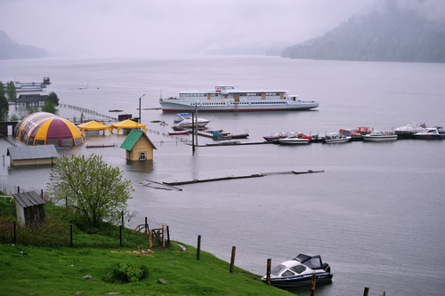 Критический уровень воды в Телецком превышен