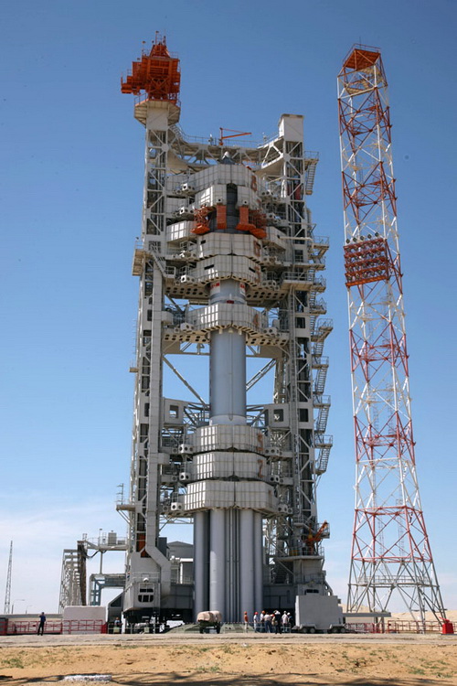 «Протон-М» с разгонным блоком «Бриз-М» и телекоммуникационным космическим аппаратом «Арабсат-5Б» на стартовой площадке