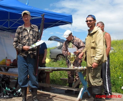 Петр Малков (слева) получает приз (фото с http://fishing-gorny.ru/)