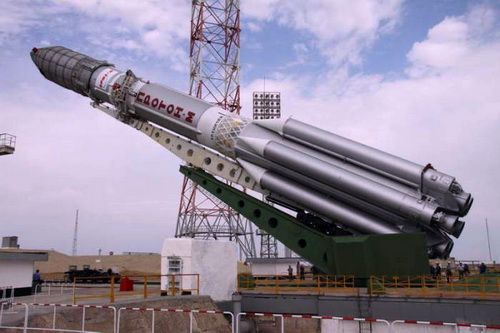 Ракета «Протон-М» с американским телекоммуникационным космическим аппаратом «Экостар-15» устанавливается на пусковую площадку