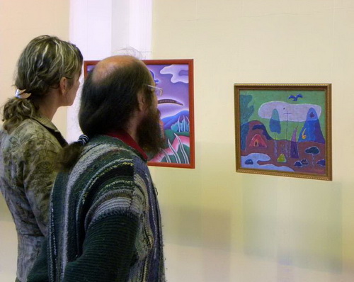 Посетители пытаются разгадать ребусы и головоломки неоднозначных картин Сафронова