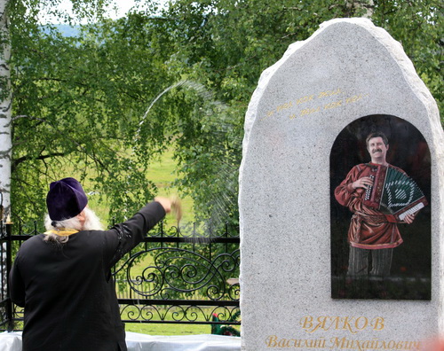 Отец Сергей освятил памятник