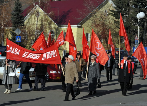 В годовщину революции коммунисты устроили шествие в Горно-Алтайске В годовщину революции коммунисты устроили шествие в Горно-Алтайске