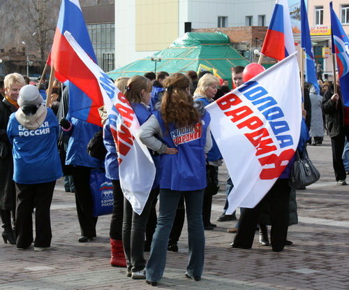 Единороссы и молодогвардейцы пришли на митинг в своей форменной одежде…