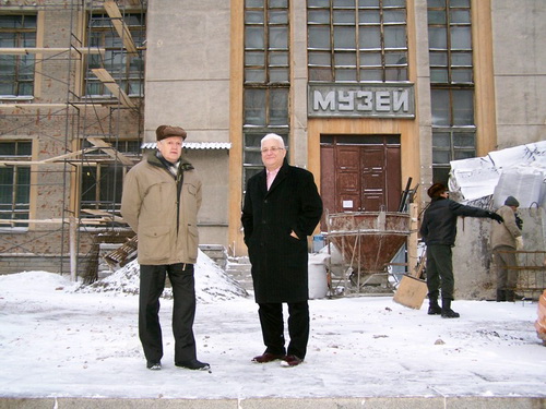 Академики Асеев и Эпов перед фасадом старого здания музея в Горно-Алтайске