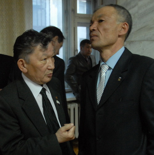 Рашид Атажанов (справа) указал Николаю Чеконову на недопустимость недостойного поведения