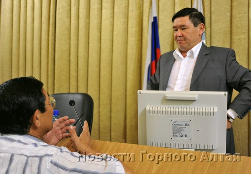 Вел заседание депутат-коммунист Александр Манзыров