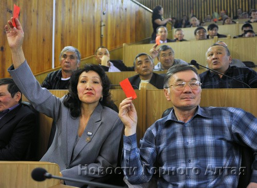 Певица Раиса Модорова (слева) призывала голосовать за своего супруга Вячеслава Ядаганова (справа), но он получил поддержку лишь 12 делегатов