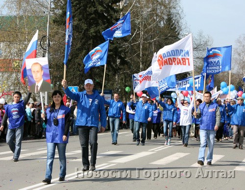 Под знаменами «Единой России» прошли около 500 человек