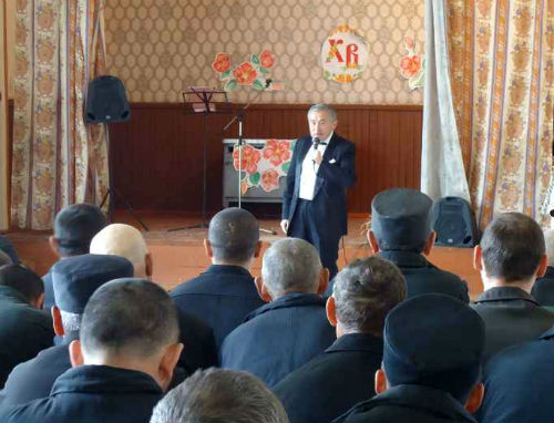 Николай Майманов выступает перед заключенными
