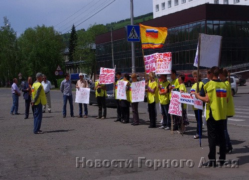 Активисты «Справедливой России» провели пикет перед зданием Госсобрания