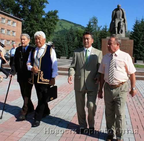 Представители власти и общественности возложили цветы к памятнику Григория Чорос-Гуркина