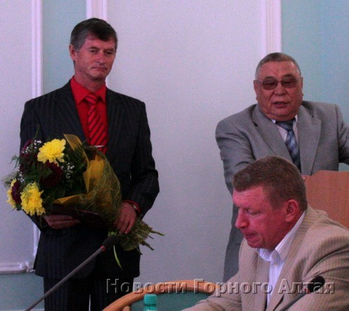 Сергей Денчик получил грамоту и цветы