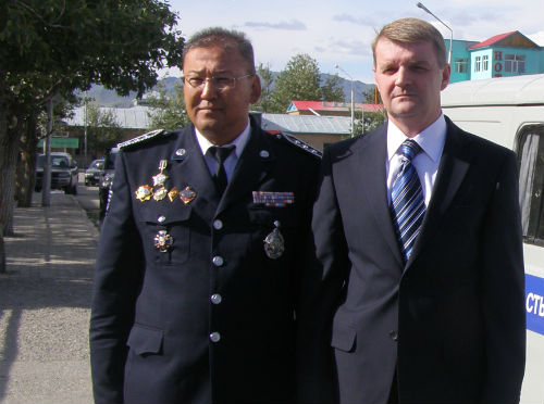 Министр внутренних дел Республики Алтай Александр Удовенко (слева) и начальник полиции Баян-Ульгийского аймака Т. Бакыт