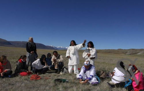 Алтайские и индейские шаманы совершают ритуал