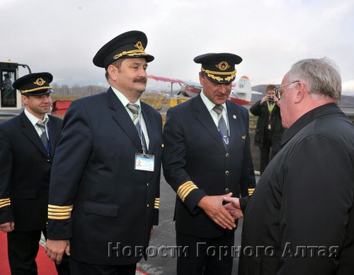 Членов экипажа приветствует глава республики Александр Бердников…