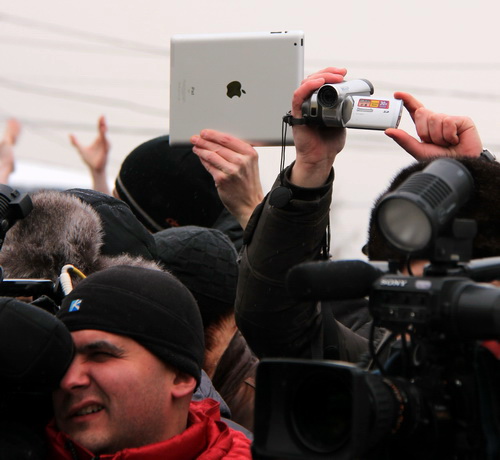 Не только в Москве, но и в Красноярске iPad стал приметой протестного митинга. Фото Василия Дамова