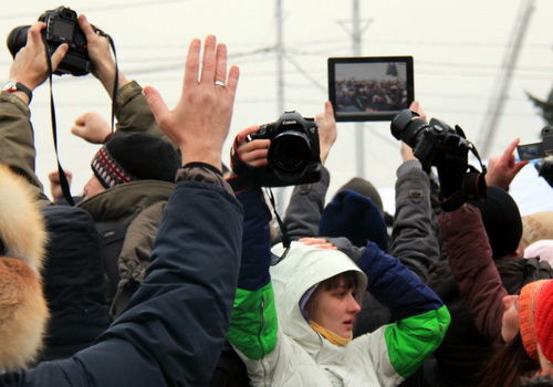 Не только в Москве, но и в Красноярске iPad стал приметой протестного митинга. Фото Василия Дамова