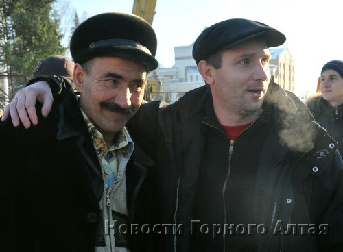 Молодогвардеец Александр Потапов (обнимает активиста ЛДПР Федора Ваганова) демонстрировал дружелюбие…