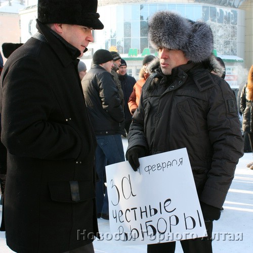 Депутат-единоросс Александр Шефер (справа) сначала призвал всех прийти на митинг 4 февраля…