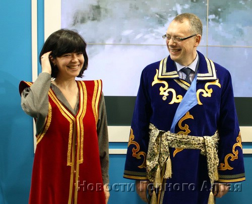 Майю Ломидзе и Александра Радькова нарядили в традиционные алтайские одежды