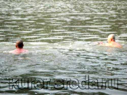 Жители Бердска переплыли ледяную Катунь