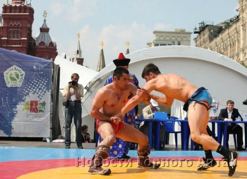 В Москве прошел турнир по бурятской национальной борьбе «Бухэ барилдаан»