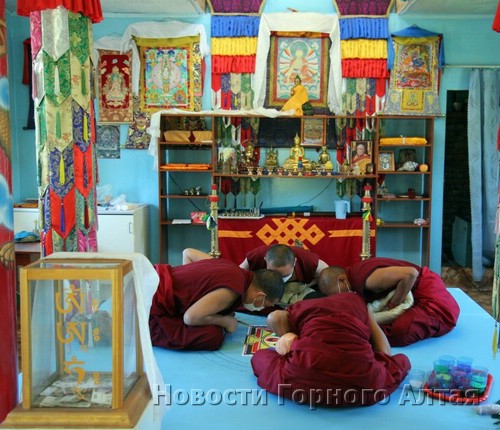Тибетские монахи строят мандалу в Горно-Алтайске
