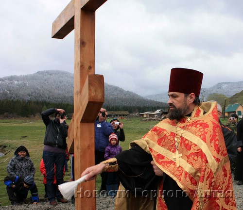 А пока Георгий Балакин провел обряд освящения креста на месте строительства часовни