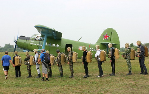 19 ребят из Горно-Алтайска прыгнули с парашютами
