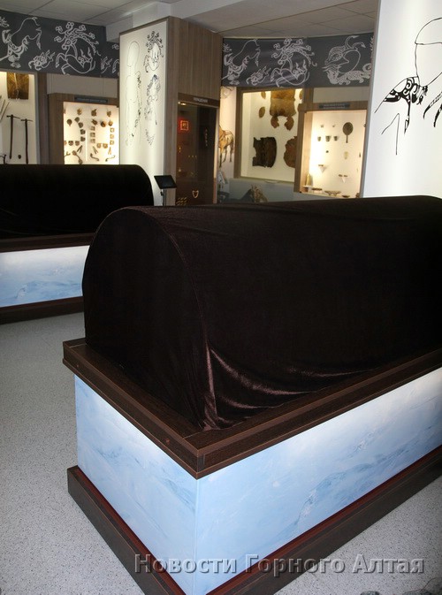 Обычно саркофаги с мумиями в новосибирском музее закрыты