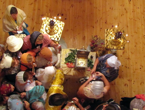 Поклонение мощам Николая Угодника в Свято-Макарьевской церкви Горно-Алтайска