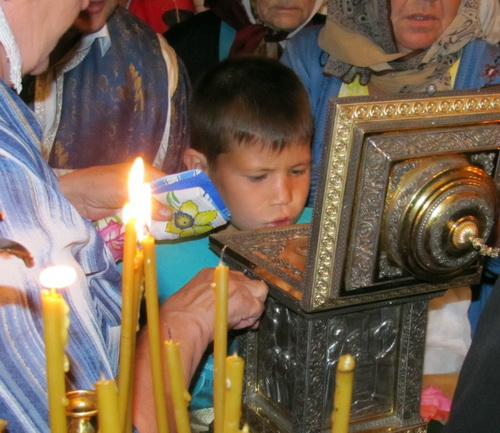 Поклонение мощам Николая Угодника в Свято-Макарьевской церкви Горно-Алтайска