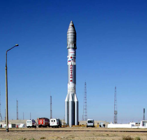 Ракета-носитель «Протон-М» с разгонным блоком «Бриз-М» и телекоммуникационным космическим аппаратом «Интелсат-23» перед запуском