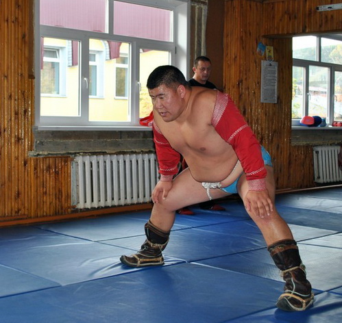 Монгольский борец обучает алтайских спортсменов «танцу орла»