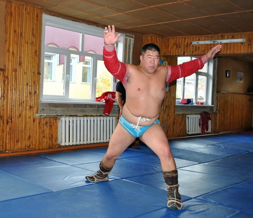 Монгольский борец обучает алтайских спортсменов «танцу орла»