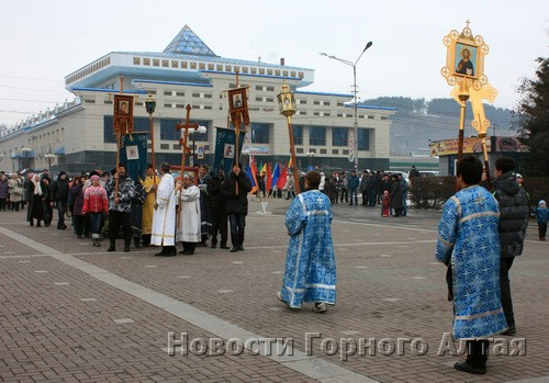 Колонны верующих из двух городских храмов встретились на площади