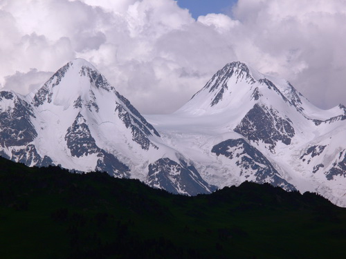 Такой видят Белуху из Казахстана. Фото panoramio.com