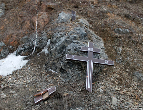 Камнепад повредил поклонный крест в Кызыл-Озеке