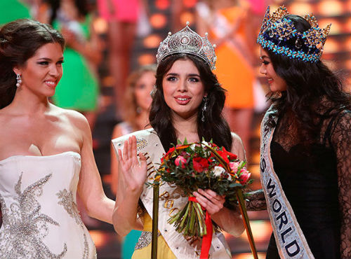 «Мисс Россия» Эльмира Абдразакова (в центре). Фото SmartNews
