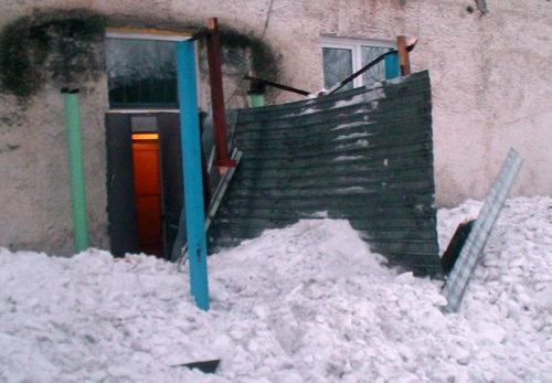 Глыба снега, рухнувшая с крыши, едва не травмировала школьников