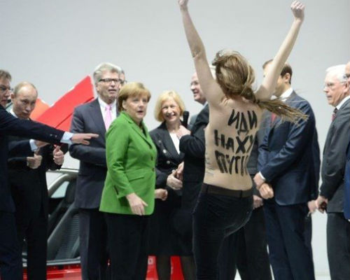 Путину понравилась акция полуголых девиц из FEMEN