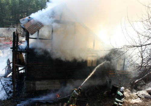 В Горно-Алтайске на ул. Рабочей сгорел жилой дом