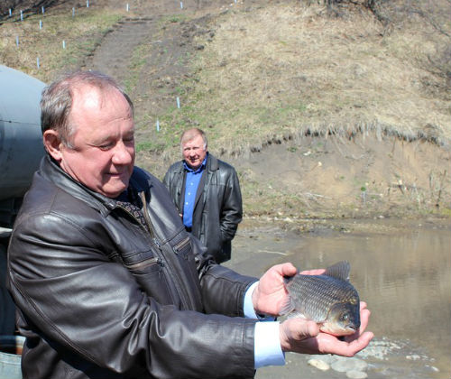 Виктор Облогин принял личное участие в зарыблении водоема