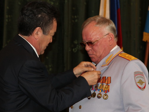 Иван Белеков наградил юбиляра медалью Госсобрания