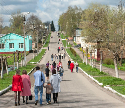 Жители города Духовщина идут на празднование Дня Победы. Фото Panoramio.com